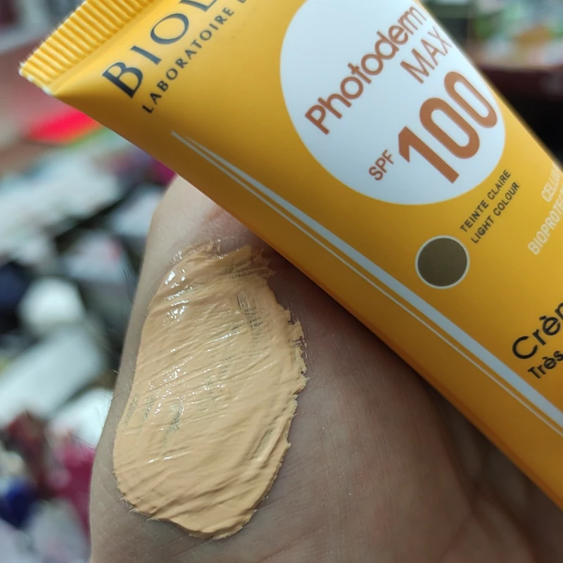 ضد آفتاب کرم پودری بیودرما SPF 100 فاقد چربی با رنگ طبیعی پوست با بافتی بسیار سبک و کیفیت اورجینال ساخت فرانسه