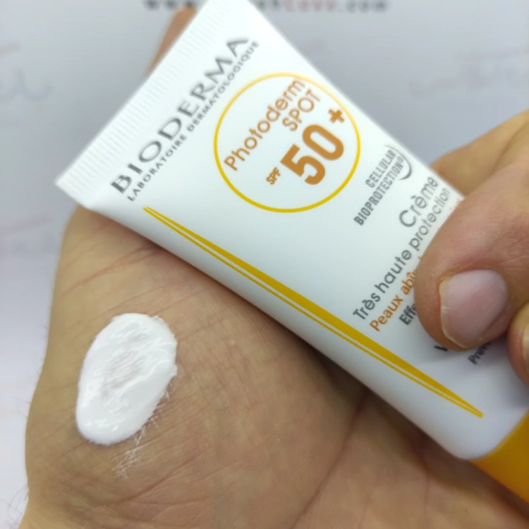 ضد آفتاب بی رنگ بیودرما SPF 50 مدل اسپات-آب رسانی قوی و ضد پیری پوست- تسکین دهنده پوست