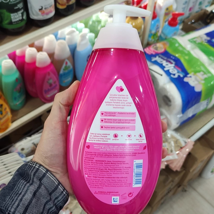 شامپو بچه جانسون حاوی آرگان نرم کننده و ضد سوزش و حساسیت بدون مواد صابونی و بدون پارابن ساخت ایتالیا سفارش ترکیه